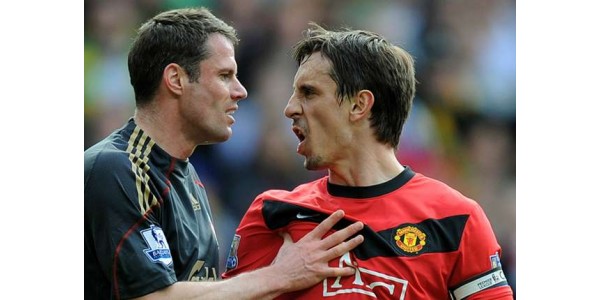 Neville i Carragher mają na sobie koszulkę gospodarzy